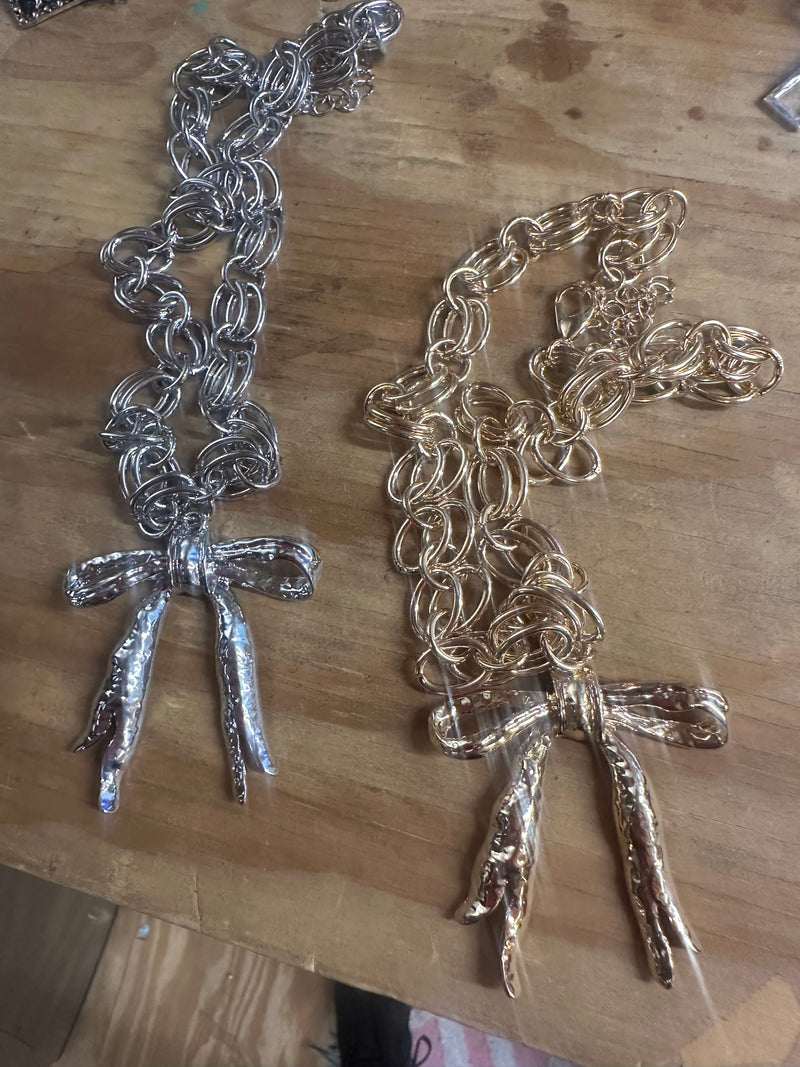 Small chain bow necklace